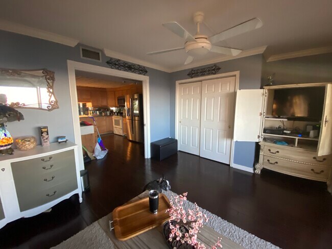 guest bed to kitchen - 1200 Beacon Pky E