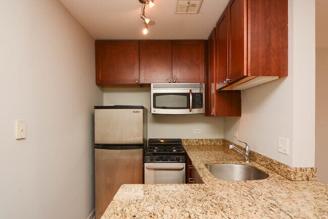 Building Photo - 628 W Wrightwood Ave
