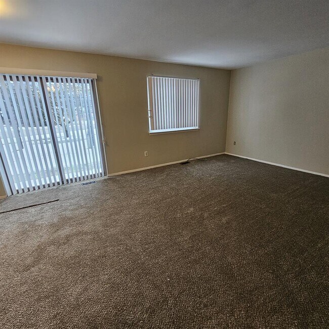 Foto del edificio - 2 Bedroom Ranch Condo w/ Finished Basement. Corner Unit, Spacious Bedrooms