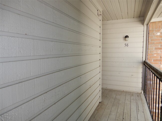 Building Photo - 17401 Red Oak Dr