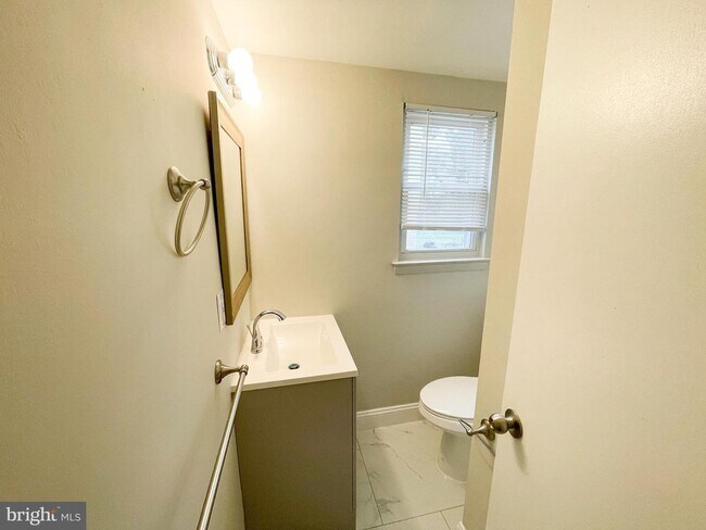 Building Photo - 610 Suffolk Ave