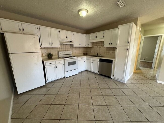 Building Photo - Gulf Breeze - Greenbriar Estates - 2 bedro...