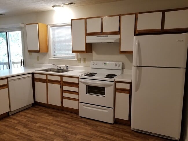 Building Photo - 2 Bedroom, 1 bath apartment  "Call us about our move in special"