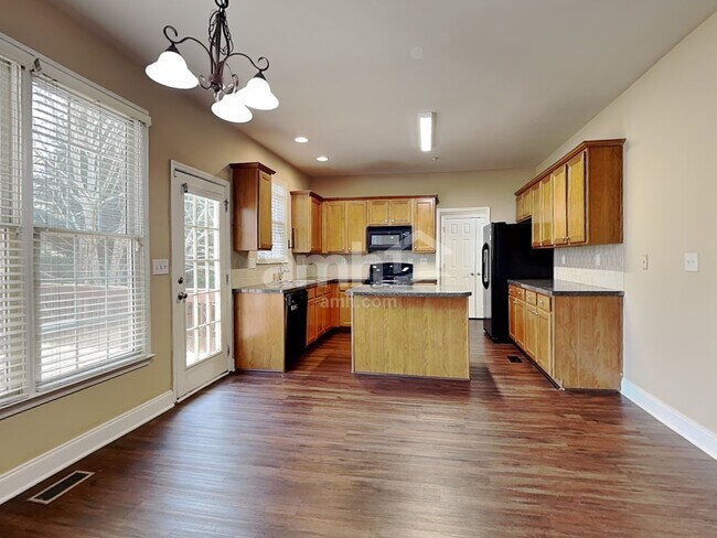 Foto del edificio - 393 Cherry Tree Ln