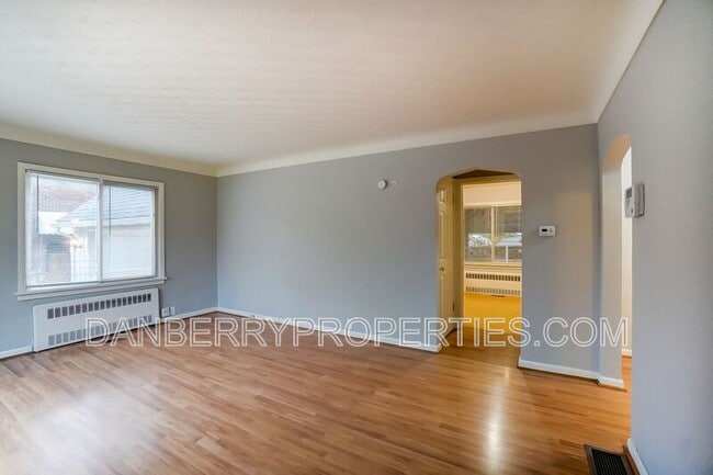 Building Photo - 915 Independence Rd