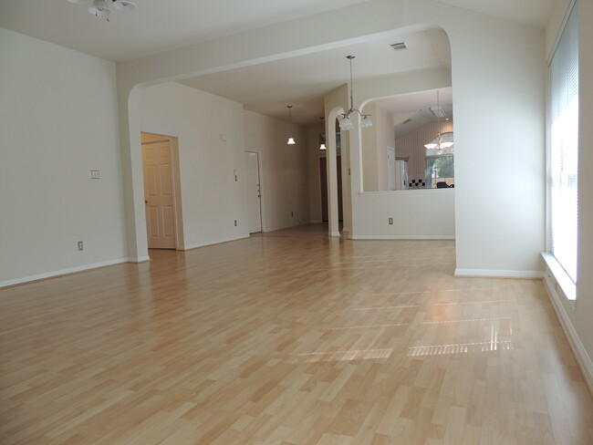 Building Photo - Beautiful 3 bedroom home Close to The Domain!