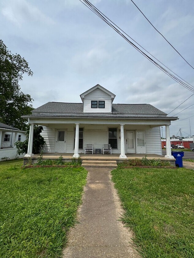Foto principal - 2 Bed 1 Bath Home Near Campus!!