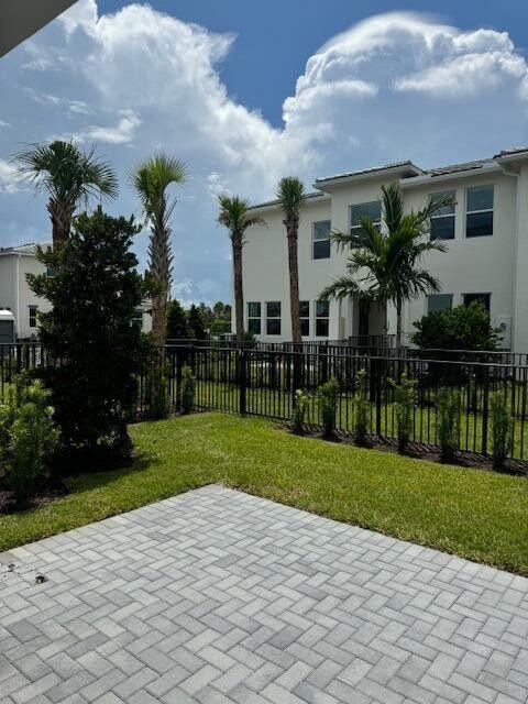 Foto del edificio - 16464 Helix Ct