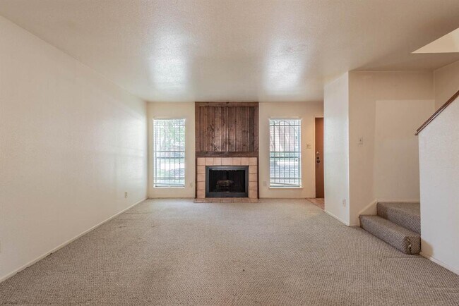 Building Photo - 3901 Woodchase Dr