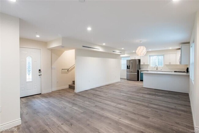 Building Photo - 3 br, 3 bath Townhome - 1909 Gardena Ave U...