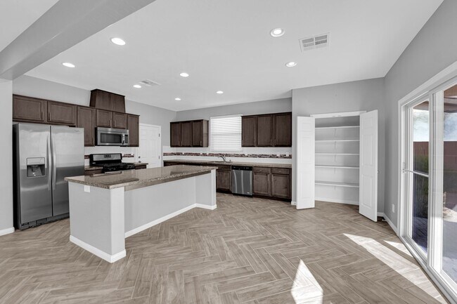 Building Photo - Immaculate 3 Bedroom, 2.5 Bathroom Home wi...