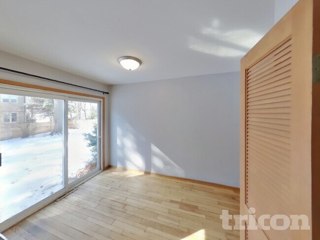 Foto del edificio - 625 E MacArthur Dr