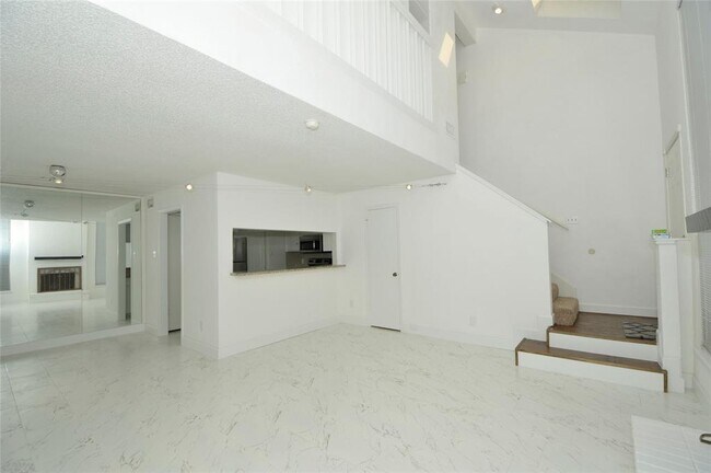 Building Photo - 13952 Hollowgreen Dr