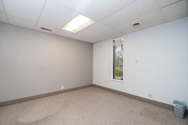 Foto del edificio - COMMERCIAL OFFICE SPACE