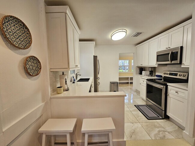 Building Photo - 423 Flamingo Dr