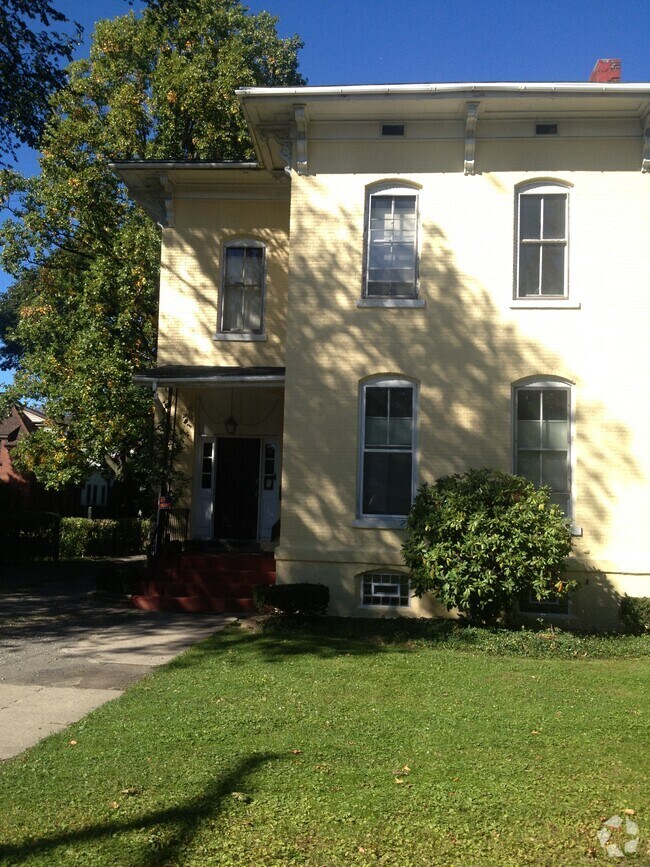 East Side Apartments under 800 Erie, PA 1 Rentals