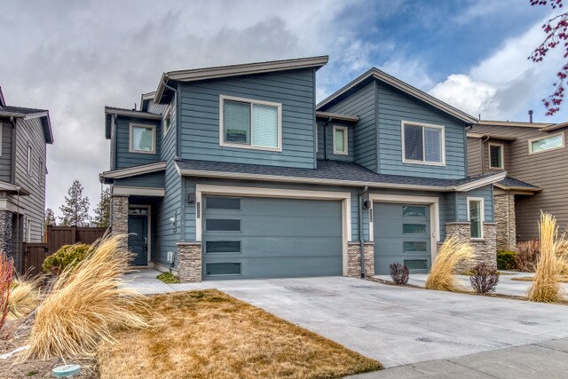 Primary Photo - 646 NE Vail Ln
