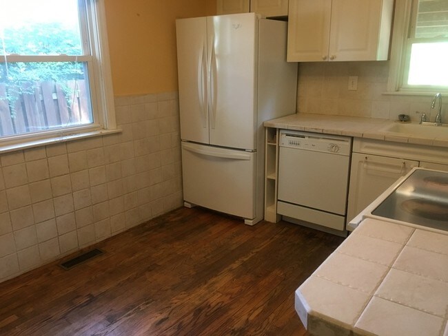 Foto del edificio - 1042 N Geyer Rd, Kirkwood, MO 63122