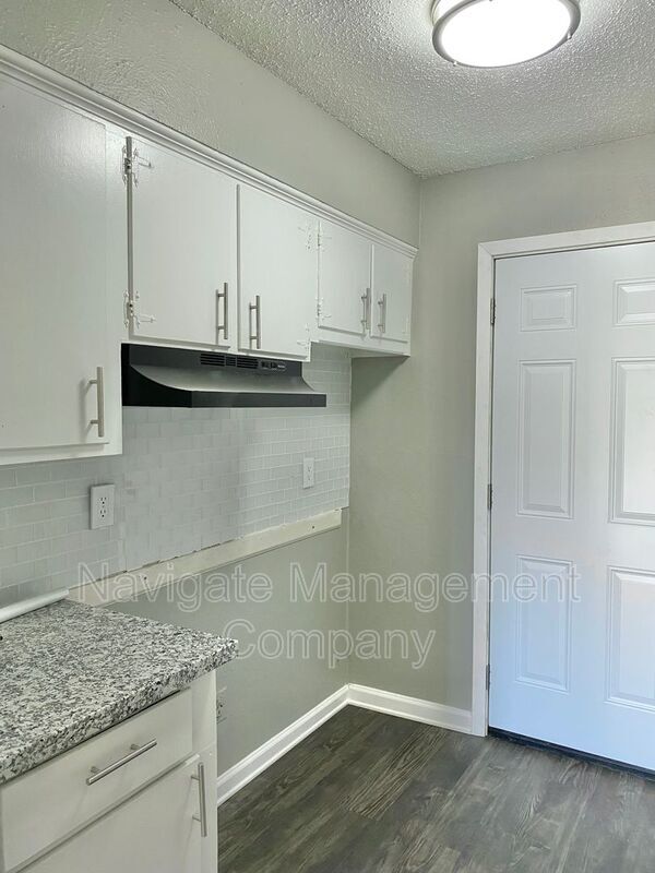 Foto del edificio - 819 Bluebird Dr