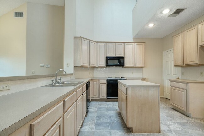 Building Photo - Nice executive 4/3.5/2 home on large corne...