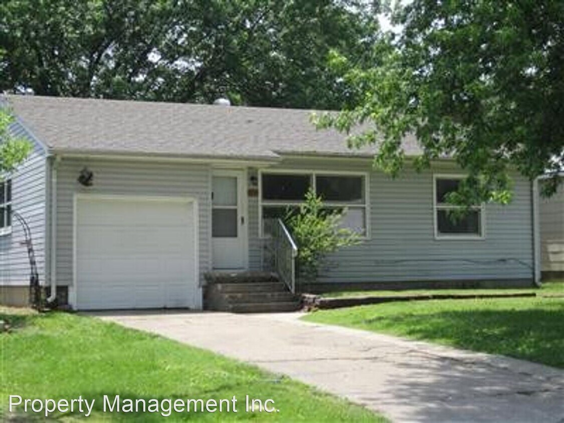2 br, 1 bath House 1221 W 1 House Rental in Coffeyville, KS