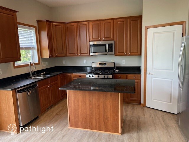 Building Photo - 1627 Fox Hunt Way