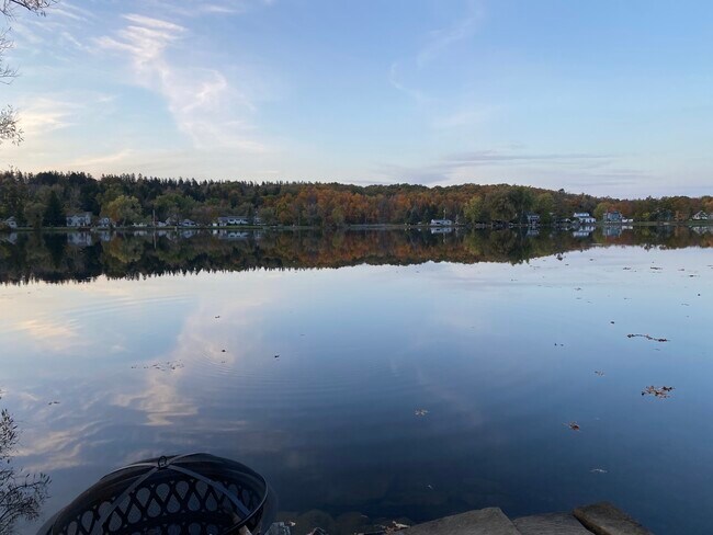 Foto del edificio - 319 Spring Rd