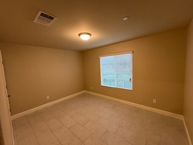 Building Photo - Spacious NW Visalia Home With Pool Rent Ready!