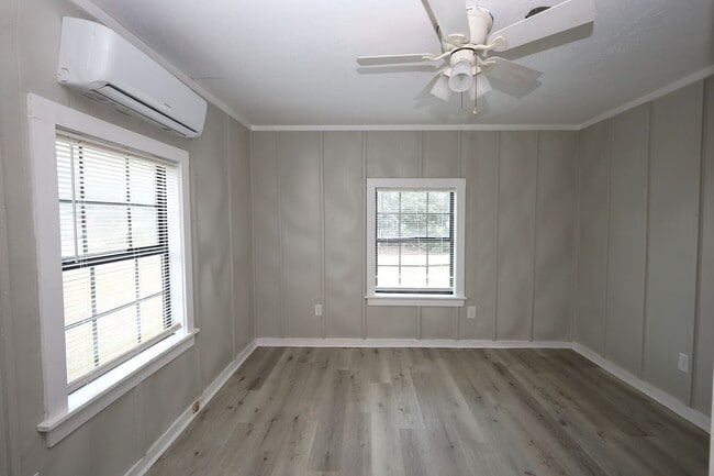 Building Photo - 2349 Harter Ave