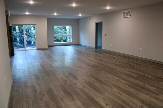 Foto del edificio - 7040 Woodman Ave