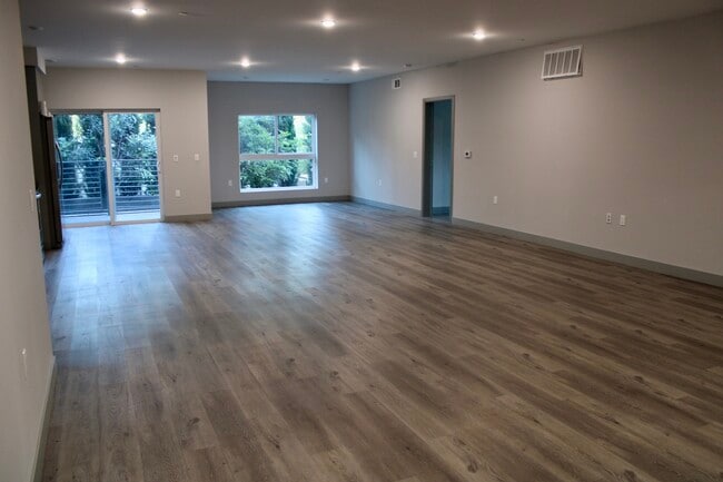 Building Photo - 7040 Woodman Ave