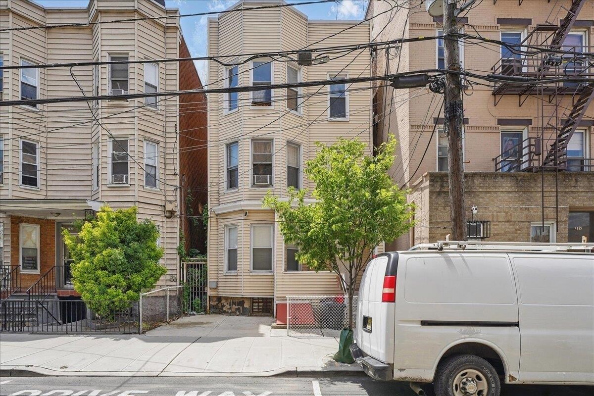Foto principal - 335 47th St