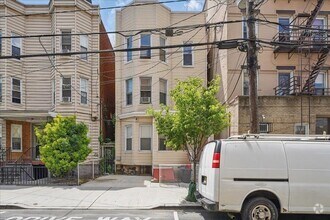 Building Photo - 335 47th St