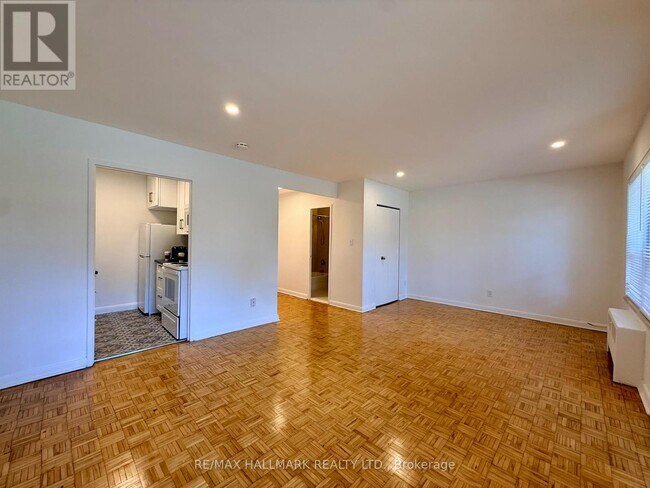 Photo du bâtiment - 30 Upper Canada Dr