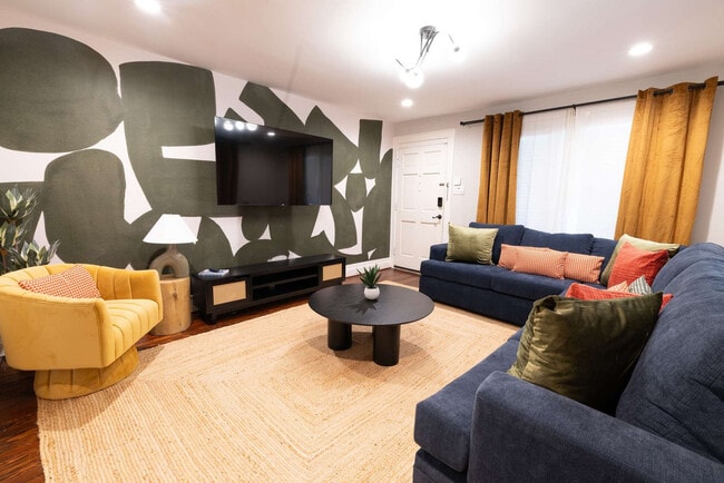 Building Photo - 725 Peddie St