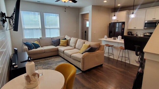 Foto del edificio - Great 3 Bd 2 Ba Townhome 2 Car Garage