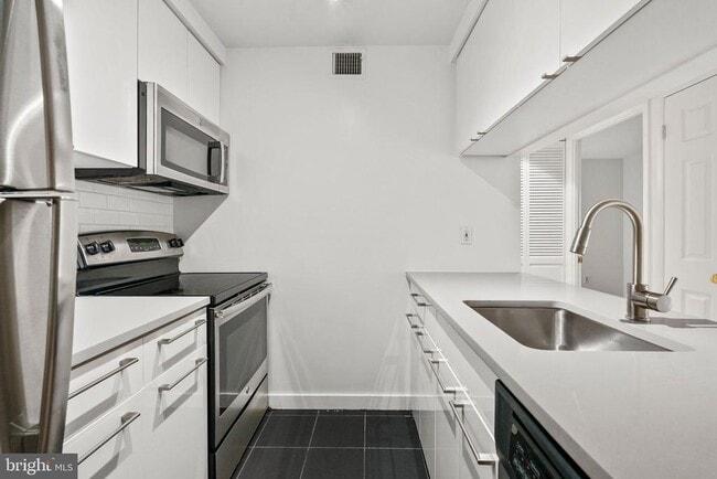 Building Photo - 601 24th St NW