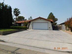 Building Photo - 309 S Lilac St