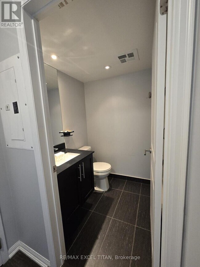 Building Photo - 400 Adelaide St E