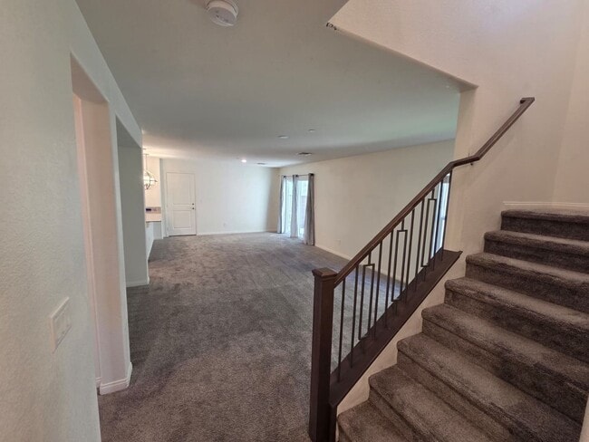 Building Photo - Modern 4 Bedroom, 3 Bathroom Home with Lof...