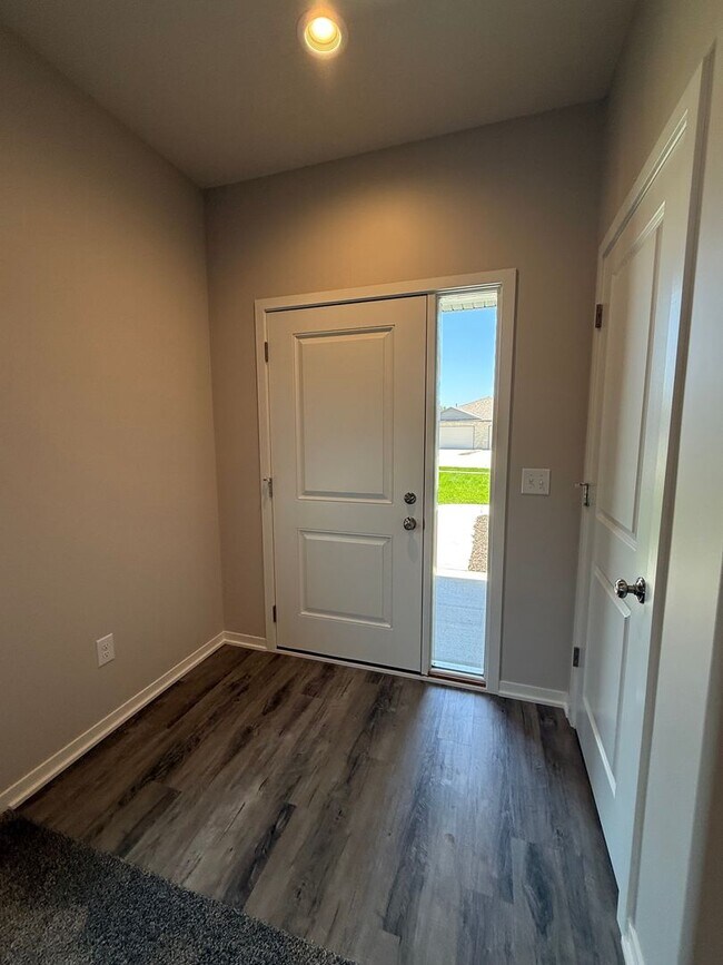 Foto del edificio - Brand new construction 3 bed/3 bath ranch townhome in North Lincoln