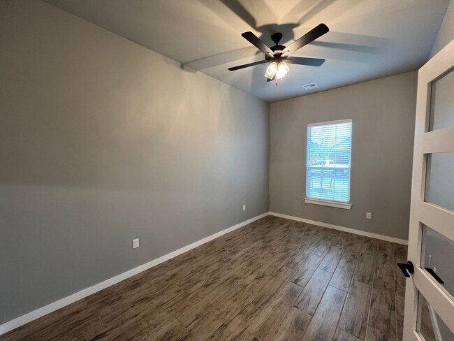 Foto del edificio - 3 Bed + Office!