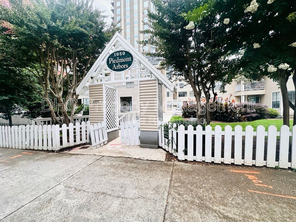 Foto principal - 1050 Piedmont Ave NE