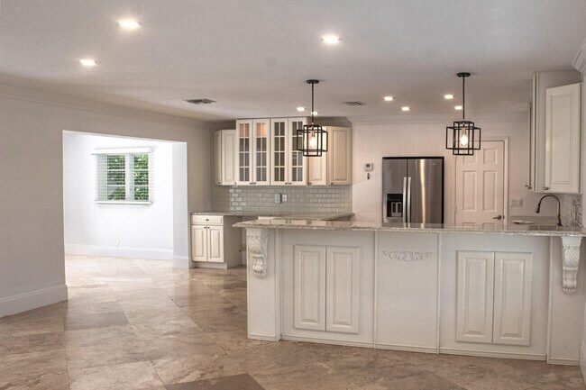 Building Photo - 898 E Boca Raton Rd