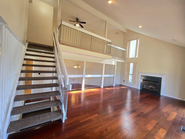 Building Photo - Spacious, freshly painted end-unit townhou...