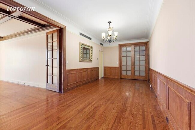 Building Photo - 215 W 98th St