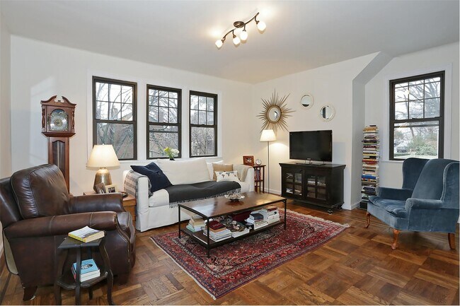 Foto del edificio - 6045 Spencer Ave