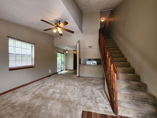 Foto del edificio - 3 bedroom town home for rent across from F...