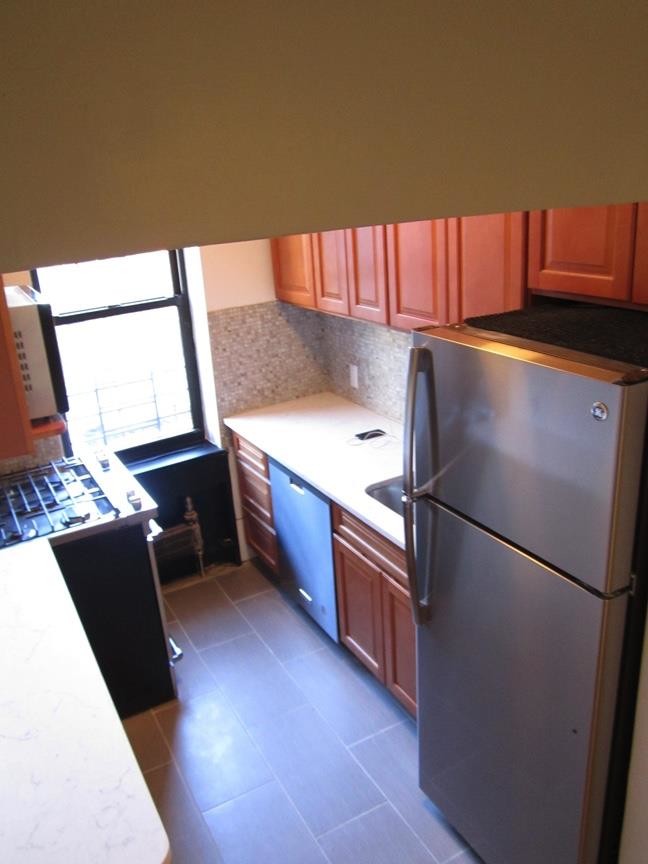 Building Photo - 55 E 196th St