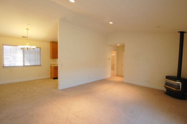 Building Photo - QUIET 1BR/1BA END UNIT IN FOURPLEX,  VAULT...